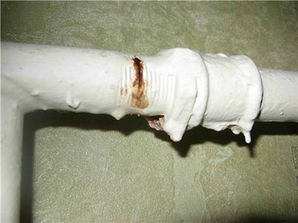 Можно ли устранить течь трубы отопления под давлением? обзор