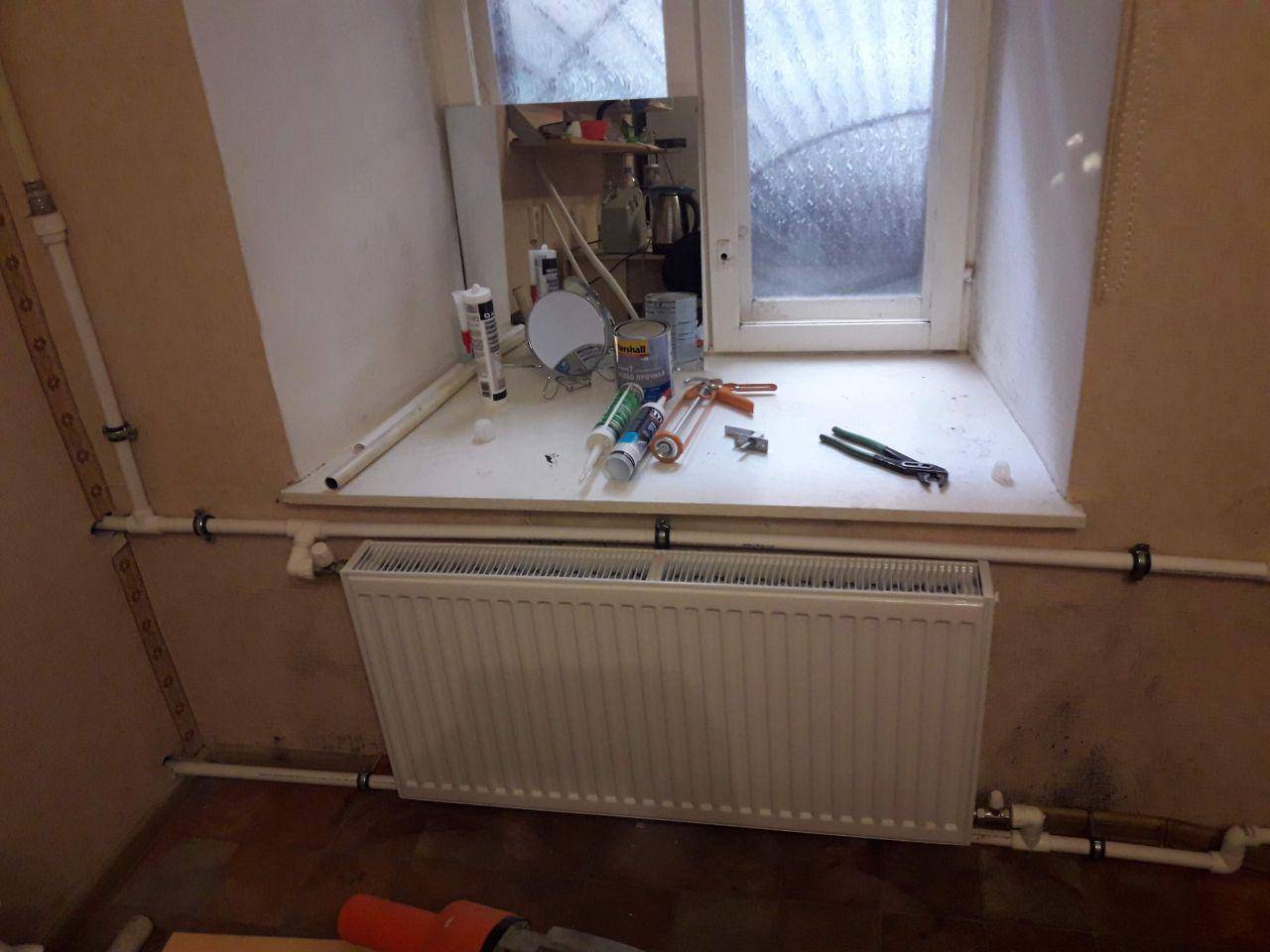 Установка радиаторов отопления своими руками. видео. процесс замены радиатора в квартире.