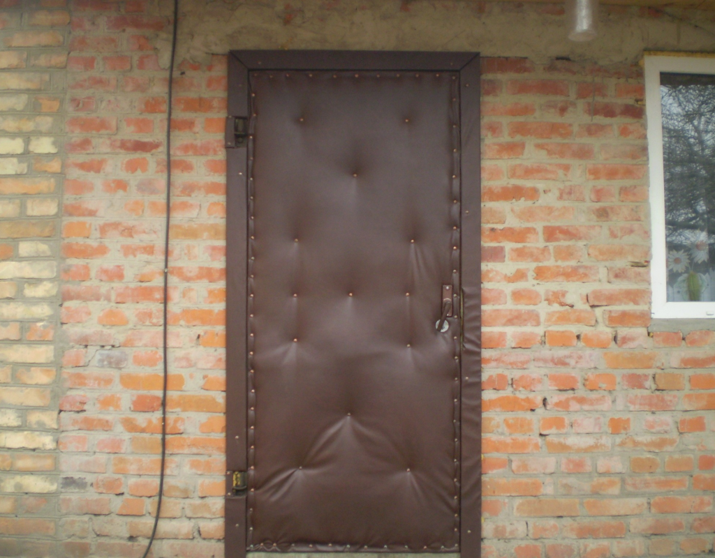 Как утеплить входную деревянную дверь своими руками – обивка двери дермантином + фото-видео