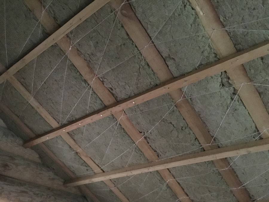 Как закрепить утеплитель между стропилами крыши?