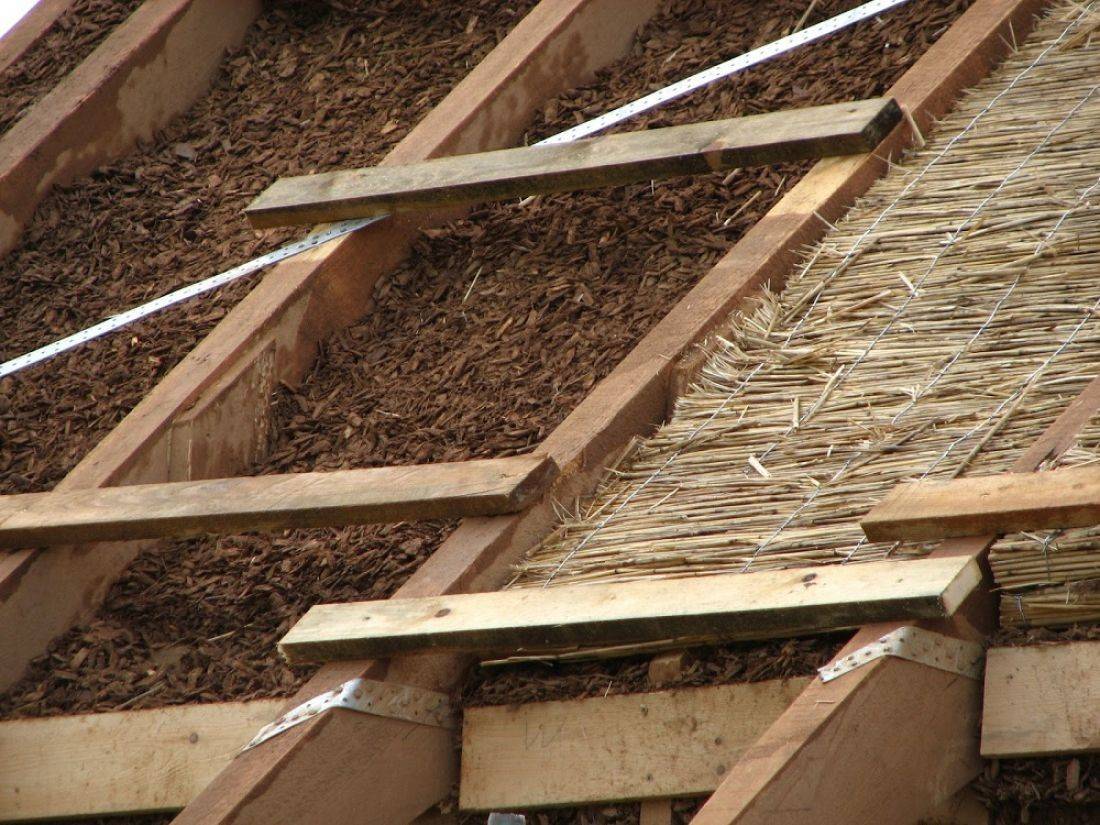 Как утеплить потолок опилками с цементом, известью в частном доме