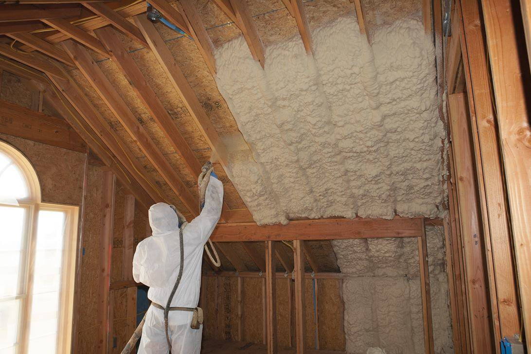Шпаклевка и покраска бетонного потолка: выполняем своими руками