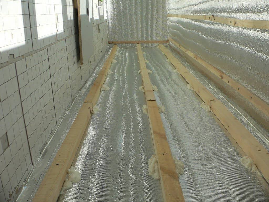 Как утеплить пол изолоном на бетонном и деревянном основании.