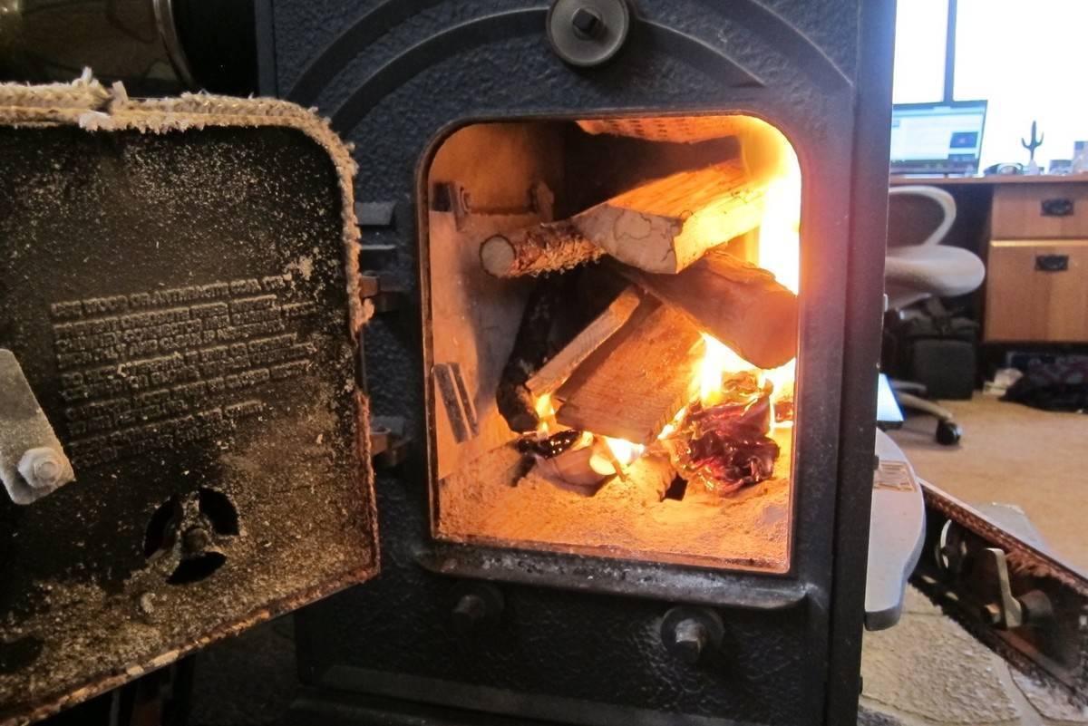 Можно ли топить печь сырыми дровами: полезная информация