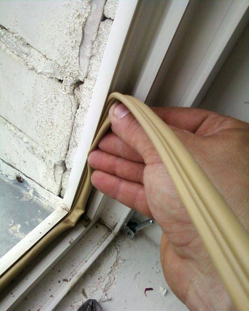 Как утеплить балконную дверь на зиму: пластиковую или деревянную