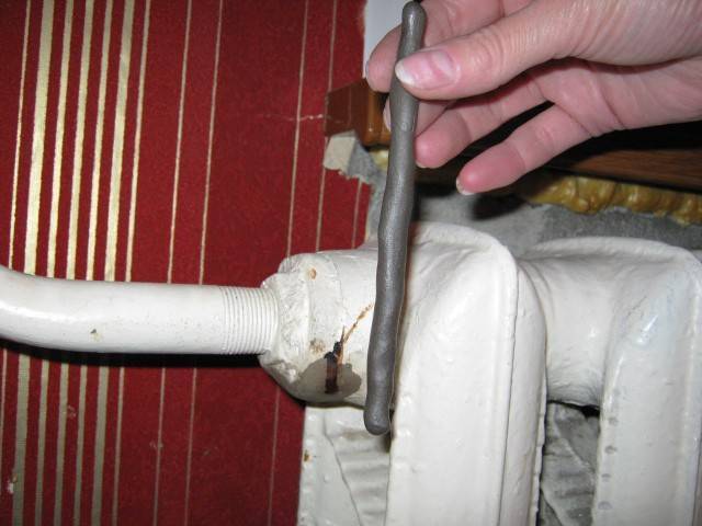 Потекла батарея отопления: что делать, если течет труба после отключения тепла в квартире, и кто должен ремонтировать и устранять прорыв, когда лопнул радиатор?