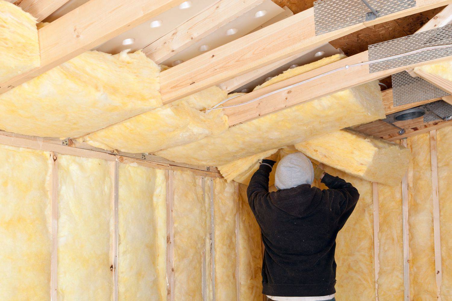 Утепление потолка в доме с холодной крышей: материалы и способы
