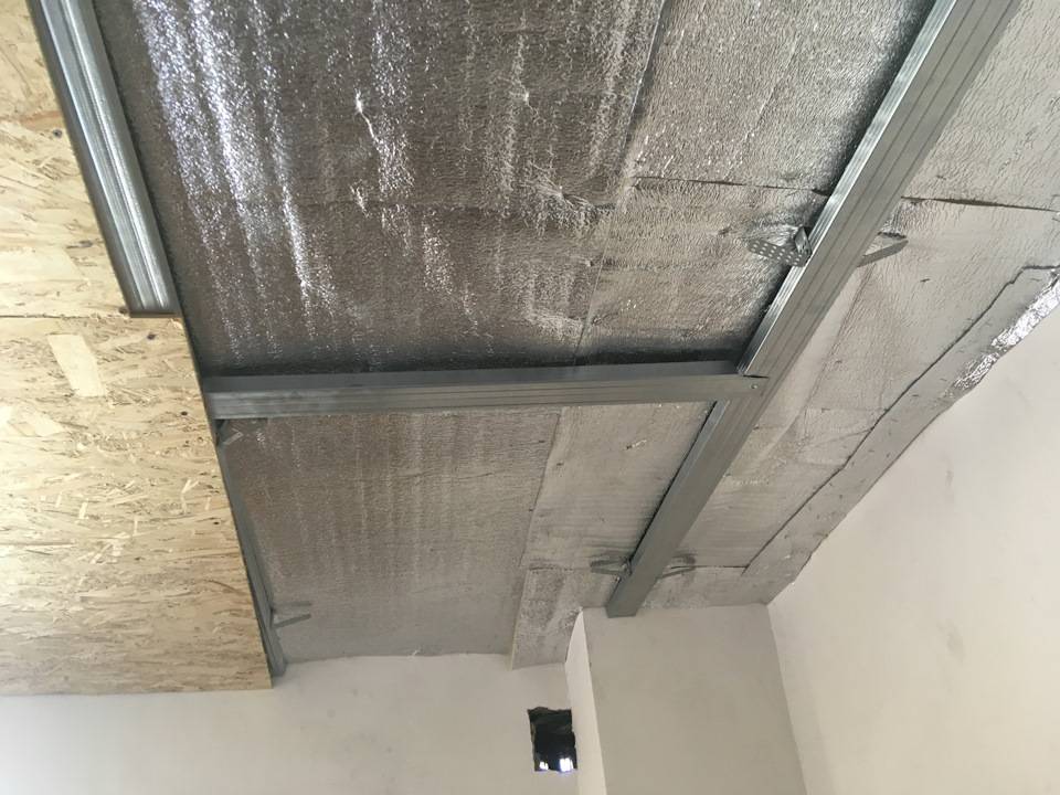 Шпаклевка потолка бетонного и гипсокартонного под покраску на кухне своими руками, как выровнять поверхность полимерным фактурным составом в ванной, нанесение замазки на швы