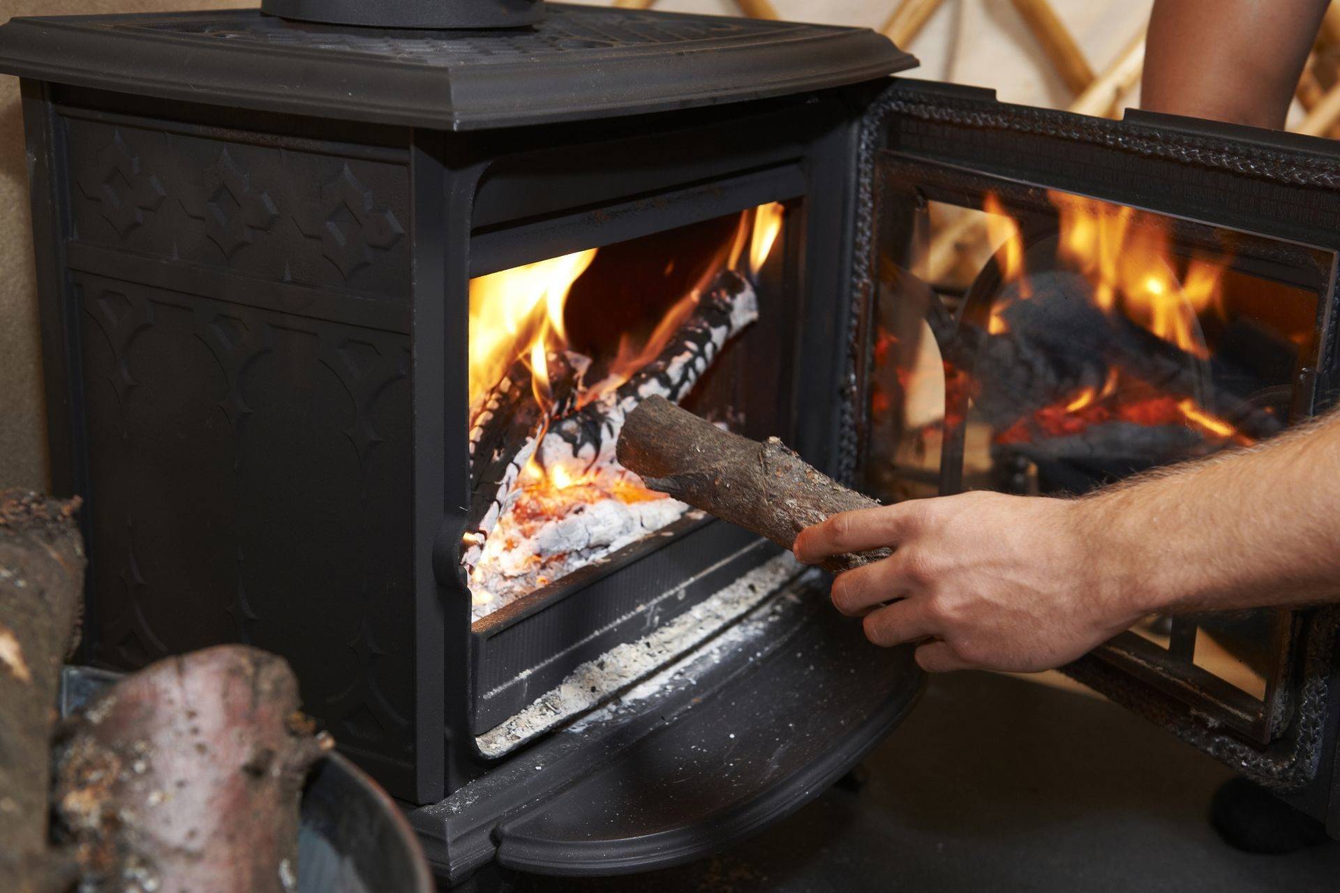 Как правильно топить печь дровами: особенности растопки