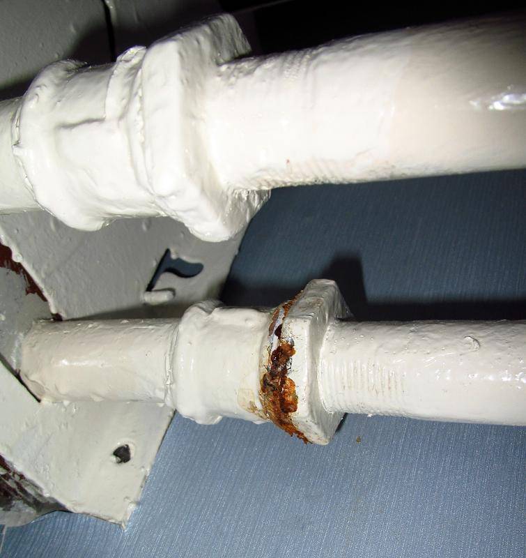Как устранить (заделать) течь в трубе отопления: герметик и лента от протечек