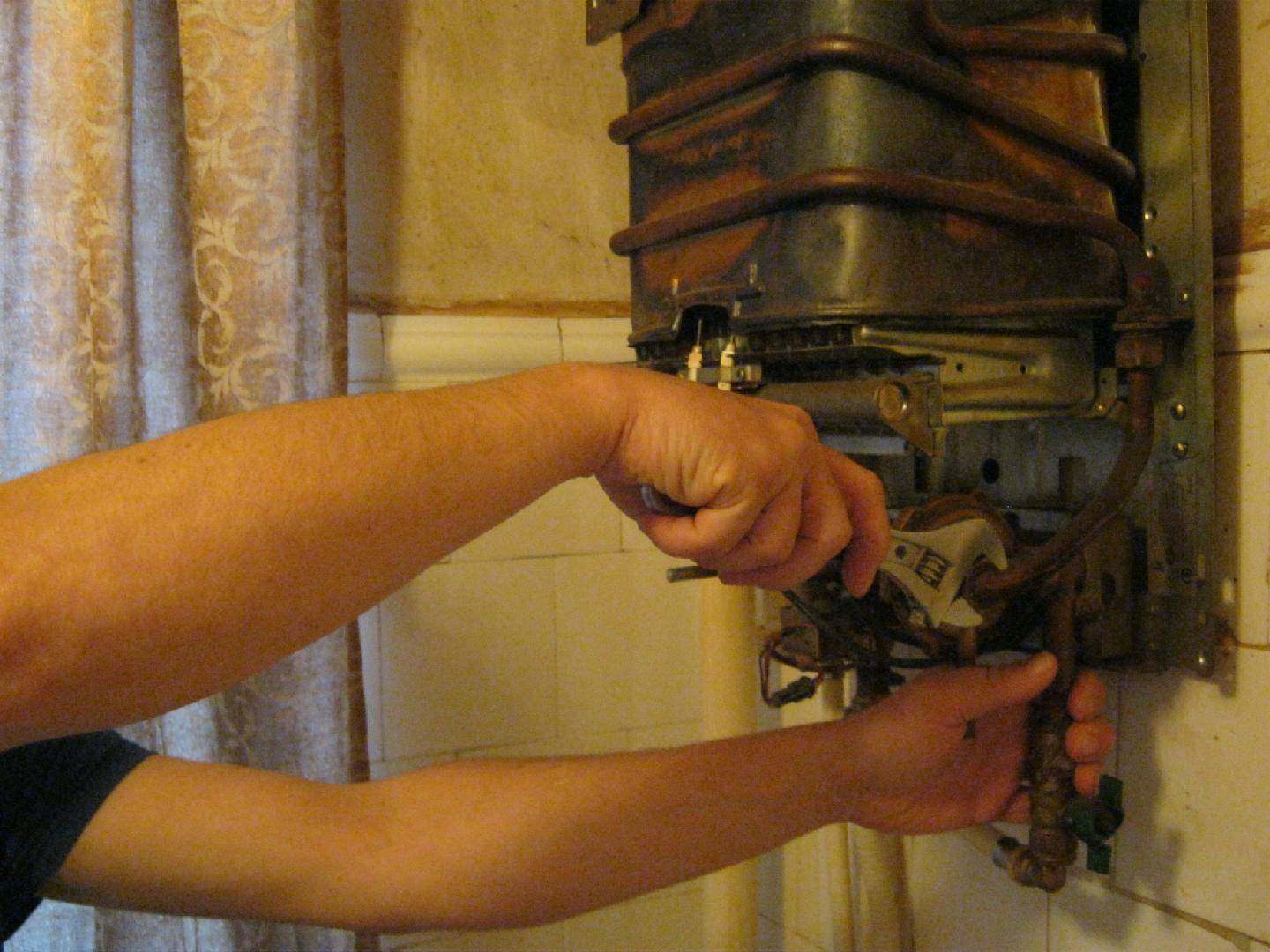 Ремонт газовых колонок на дому: устройство и как проверить тягу своими руками