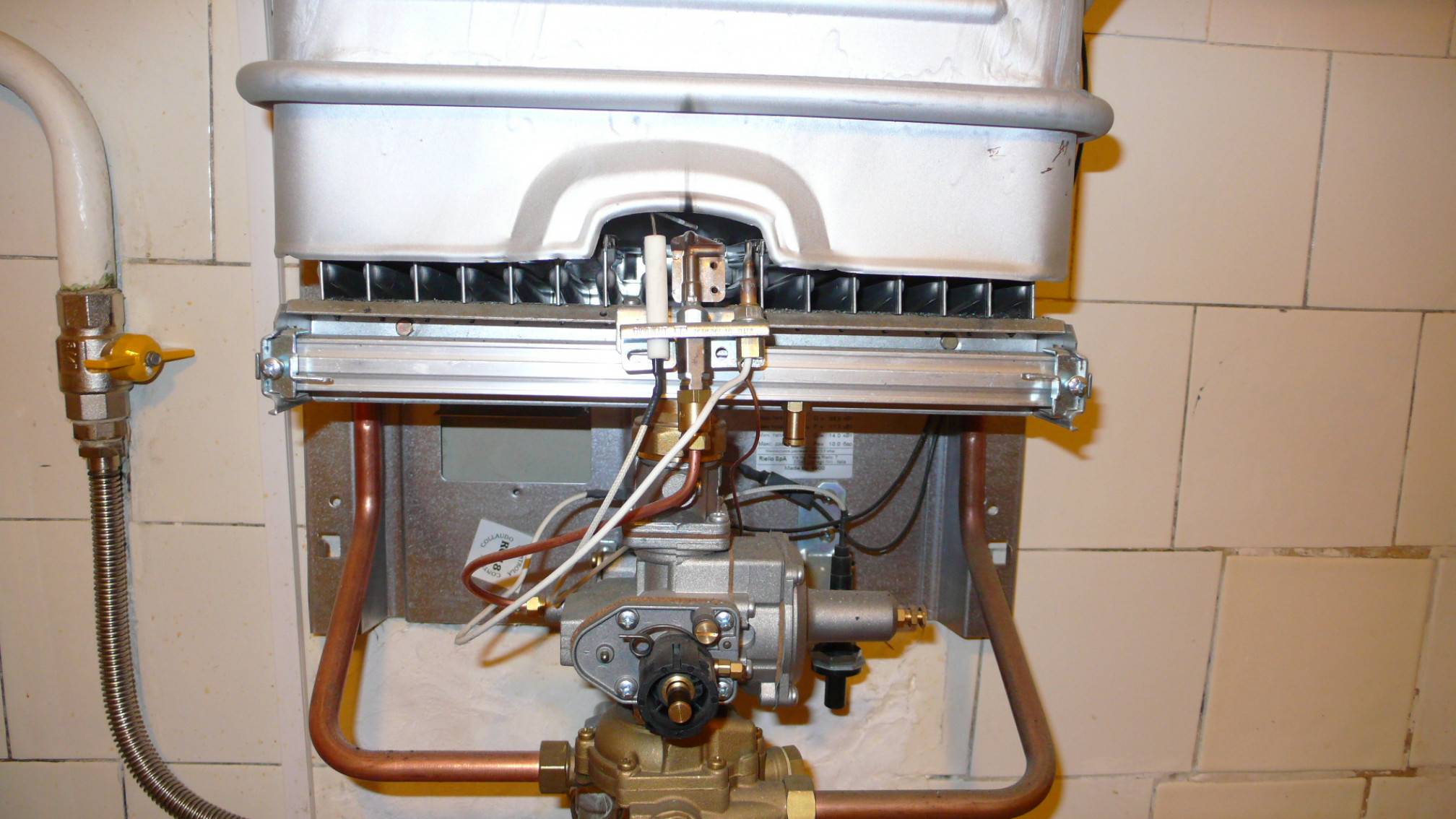 Слабый напор горячей воды из газовой колонки: обзор причин и инструкция по прочистке