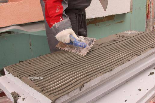 Обзор средств для приклеивания пенопласта к бетону