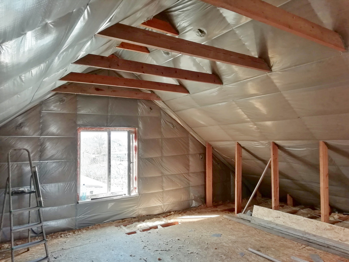 Как утеплить крышу дома правильно, материалы для изоляции скатной и вальмовой кровли своими руками